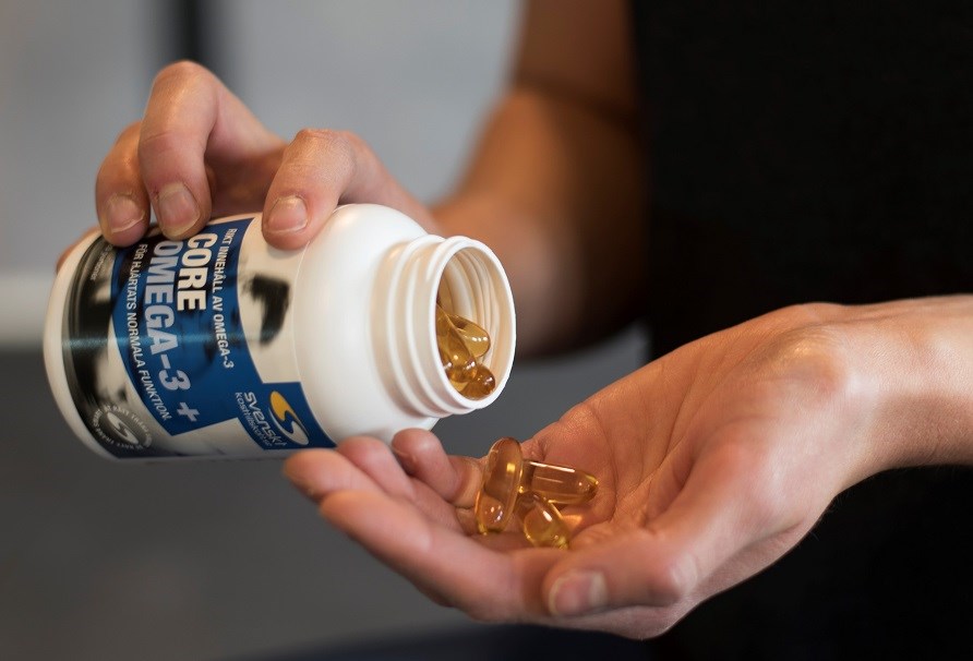 Core Omega-3+ kapsler hldes op i en hnd.